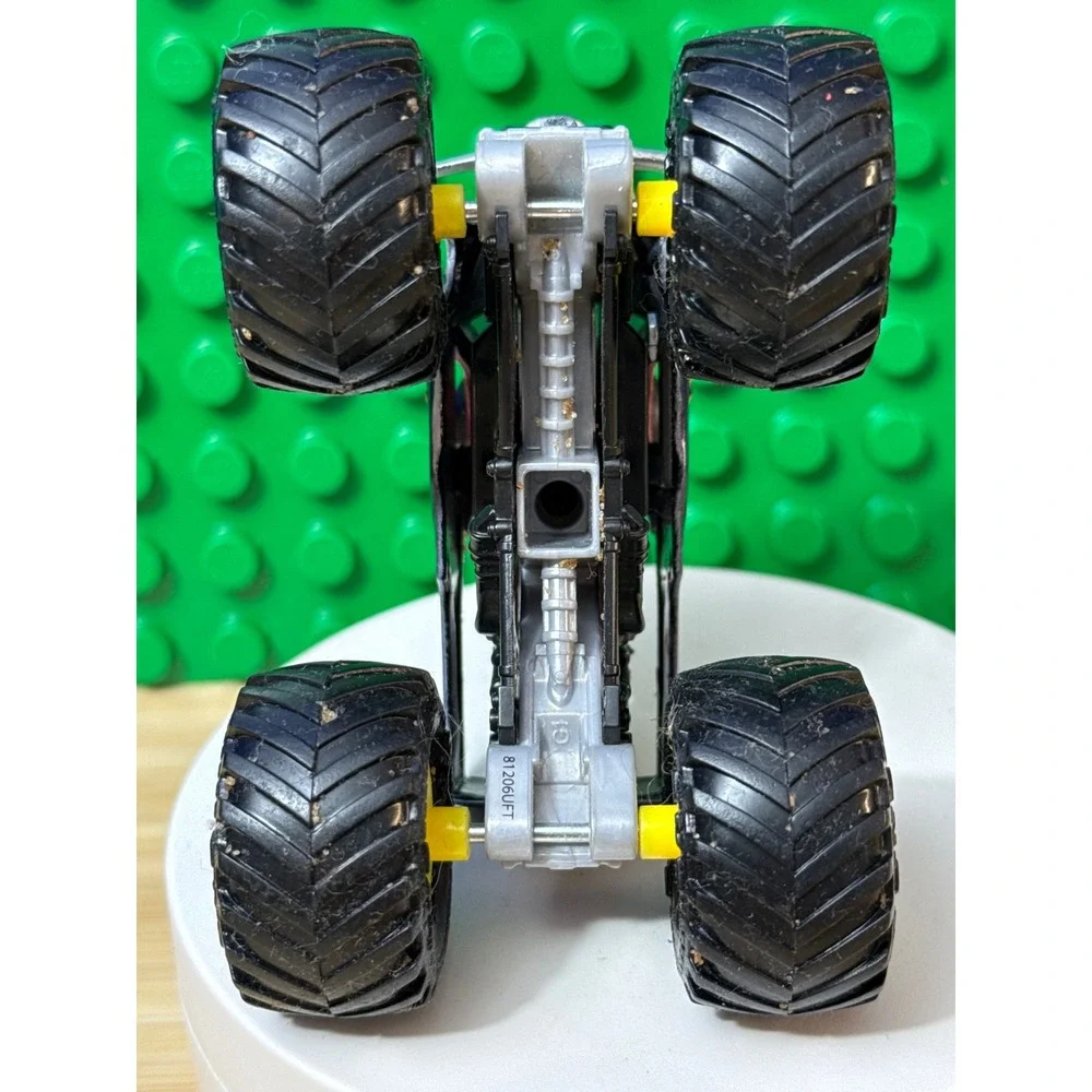 Monster Jam Pirates Curse Monster Truck Diecast Skull Pirate Hat 1:64 81206UFT